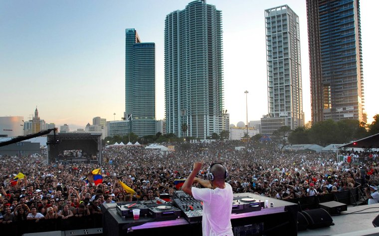 Large crowd dancing in front the stage at Ultra