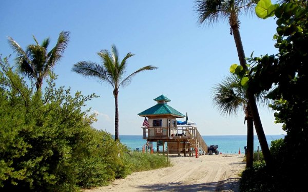 Lifegaurd kanpe sou Sunny Isles Beach .