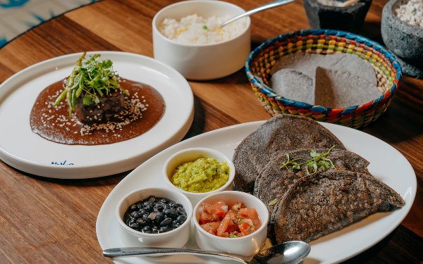 Comida mexicana colorida servida en Bakan