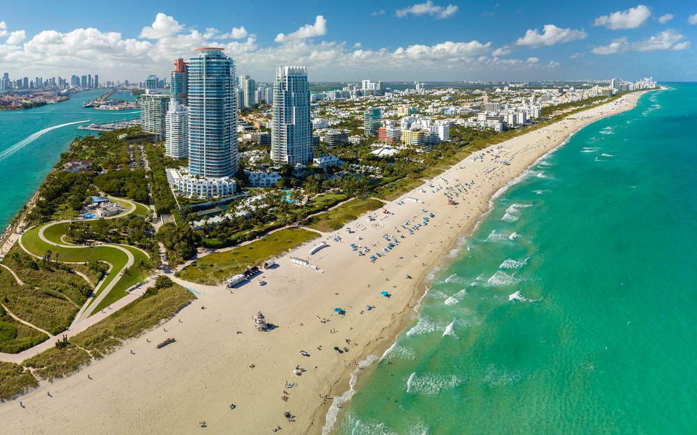 的鸟瞰图South Pointe Park和South Beach