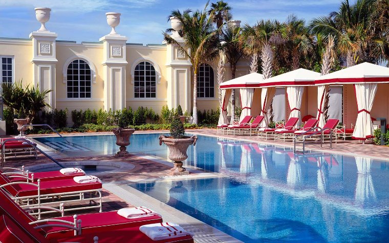 Spa-Pool und Cabanas im Acqualina