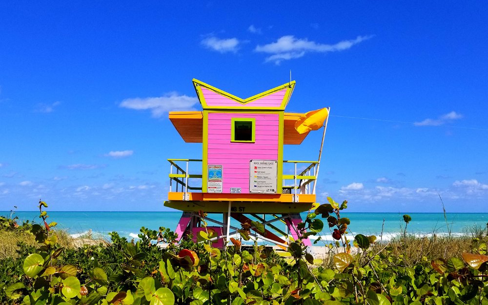 Rosa Rettungsschwimmer stehen auf dem Sand von South Beach