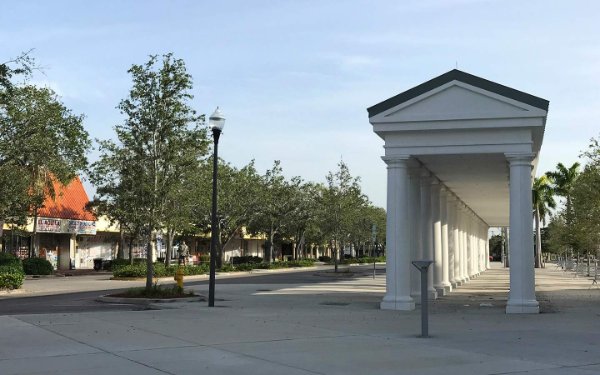 Colonnade breezeway nan Homestead City Hall