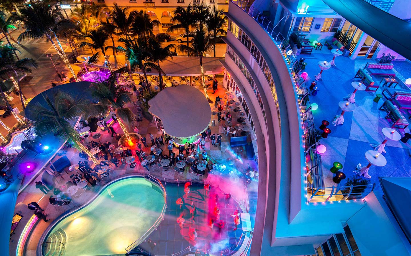 Vista aerea notturna di Clevelander Hotel , illuminato al neon con un vivace bar a bordo piscina