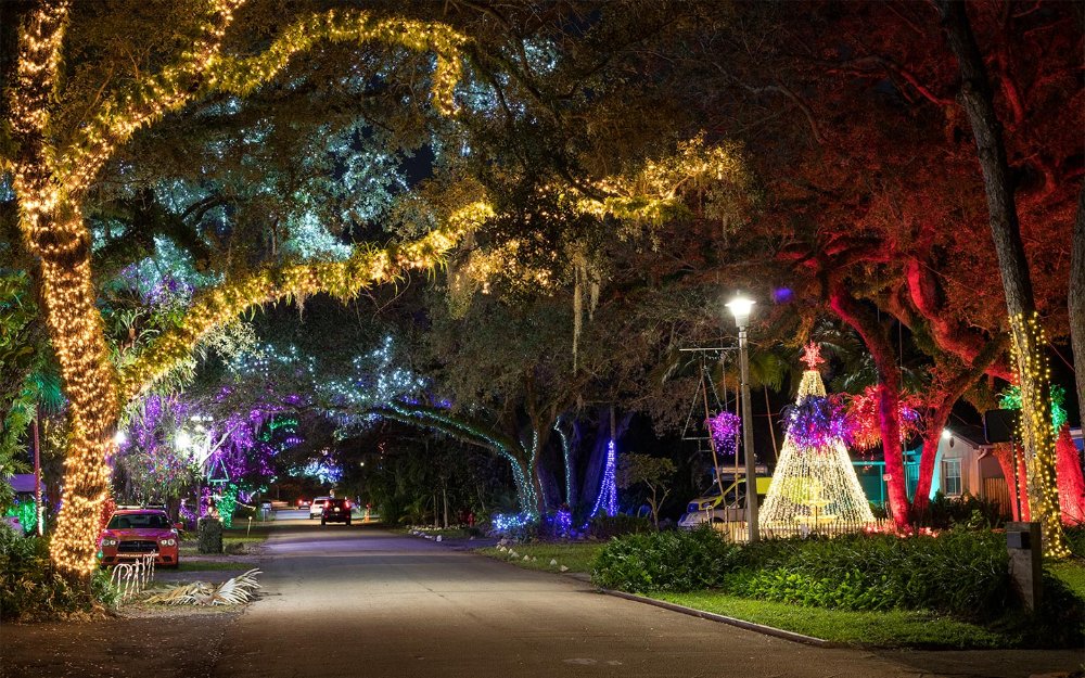 Lugar Encantado de North Miami e árvore de Natal festiva 