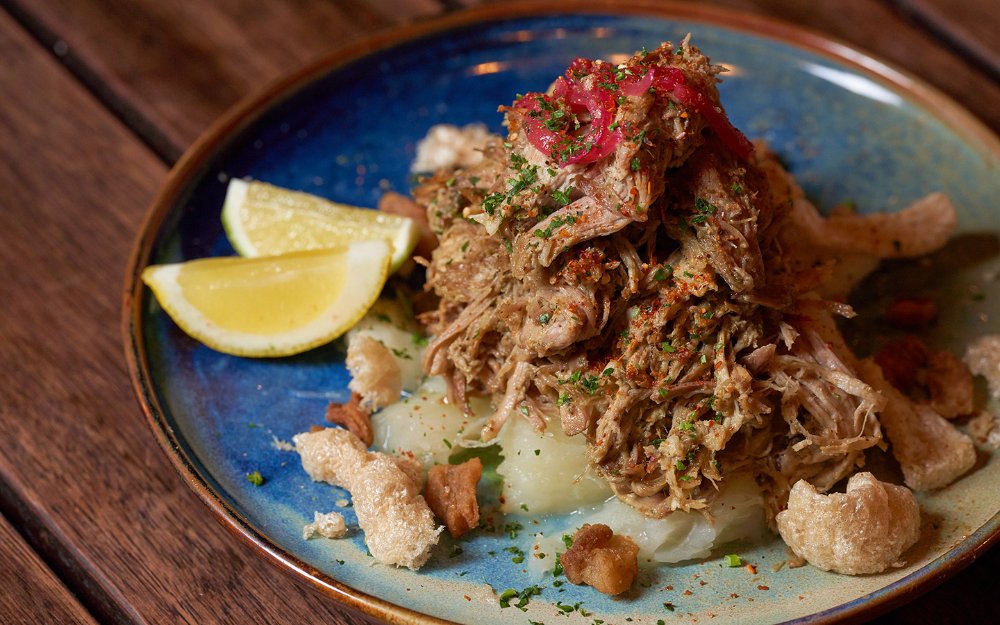 Lechón con chicharrones en Cafe La Trova