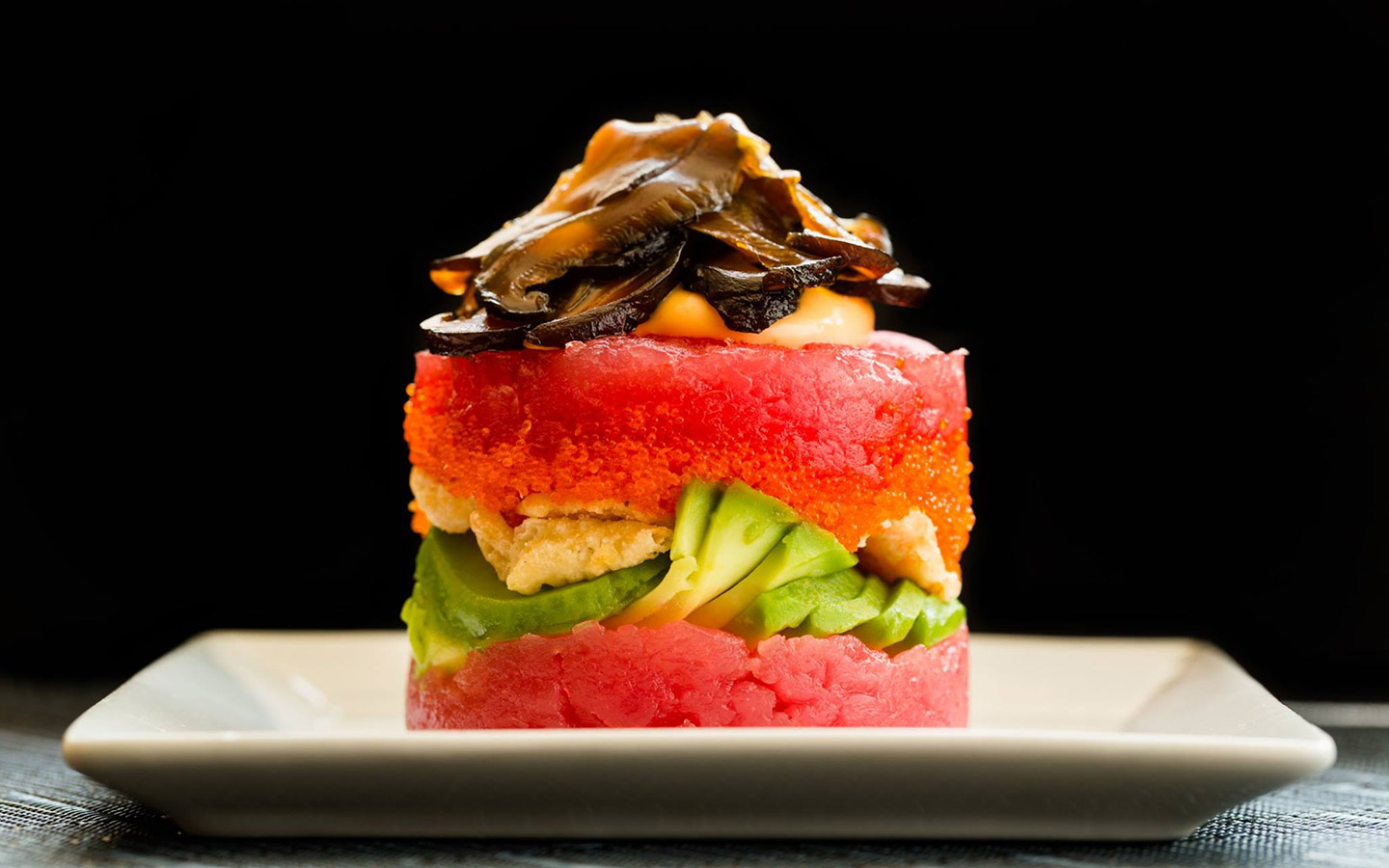 Tower Roll com atum e abacate em 26 Sushi & Tapas