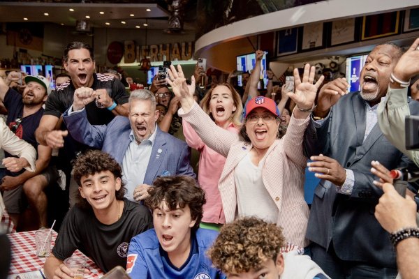 Lokale Funktionäre und Fans feiern die Ankündigung der FIFA