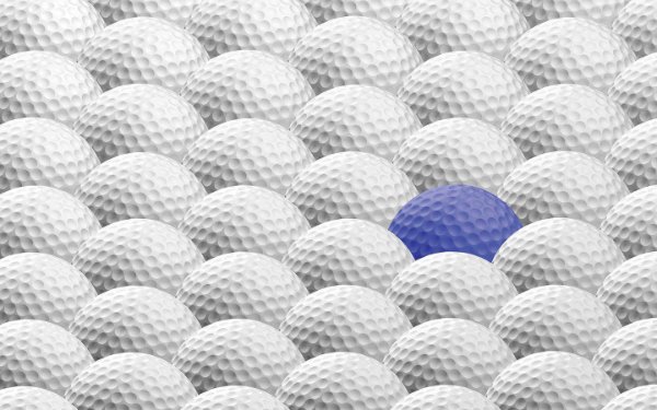Una sola pelota de golf azul entre las blancas