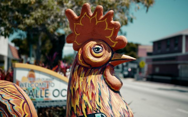 Escultura colorida del gallo en Calle Ocho en Little Havana