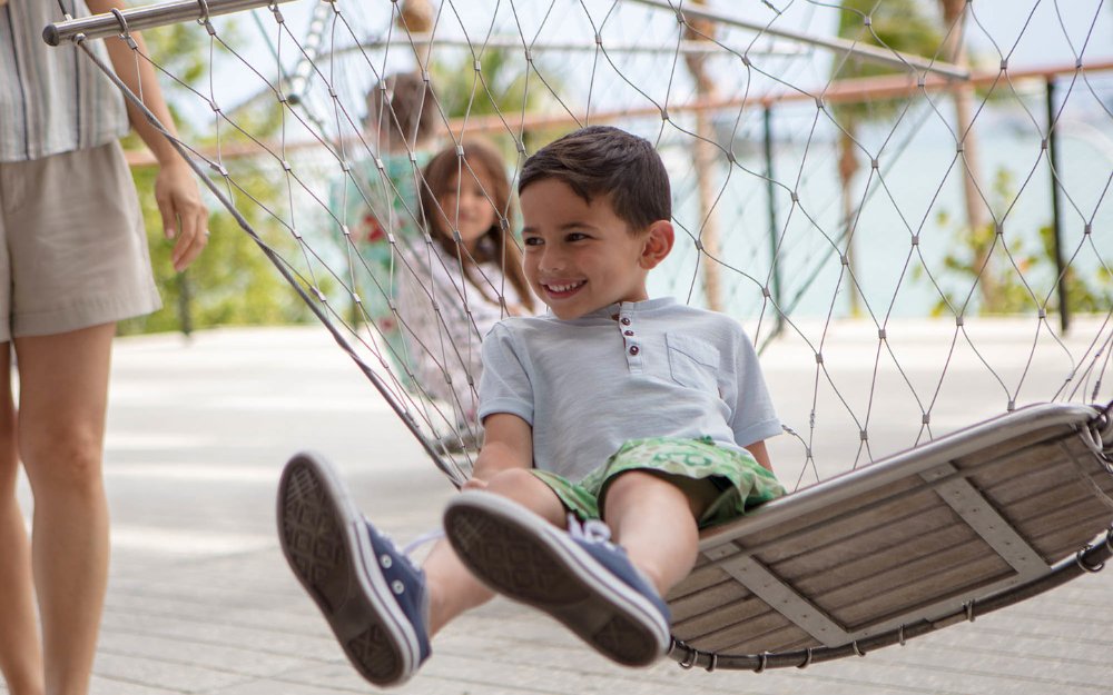 Niño en un columpio en el Pérez Art Museum Miami