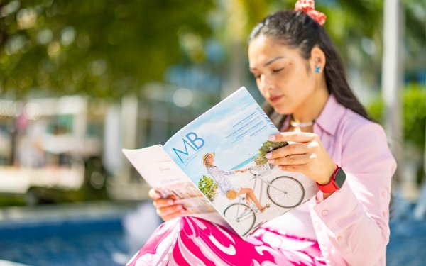 Mujer leyendo la revista MB