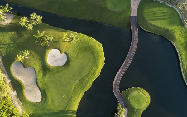 Вид с воздуха на поле для гольфа в JW Marriott Miami Тернберри Резорт & Спа
