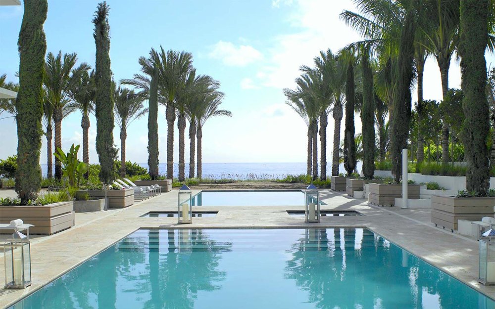 Vista de las piscinas y la playa del Grand. BeachHotel