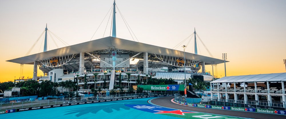 Hard Rock Stadium durante la Fórmula 1 al amanecer