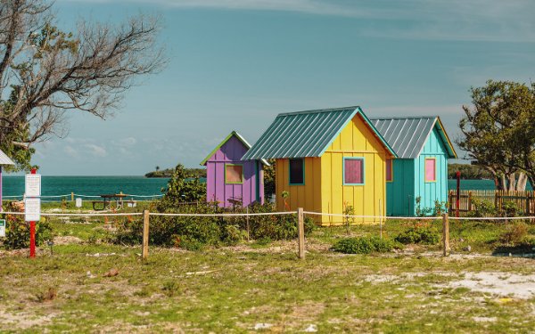 Cabanas coloridas à beira-mar em Historic Virginia Key Beach Park