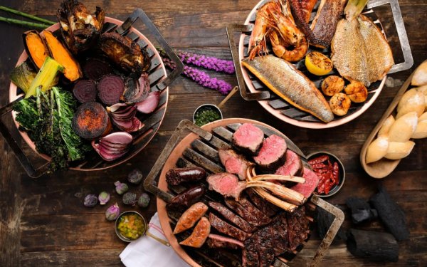 Carnes y verduras asadas en Los Fuegos Por Francis Mallmann