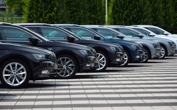 Coches alineados en fila