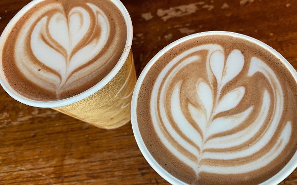 Latte served at Tinta y Cafe