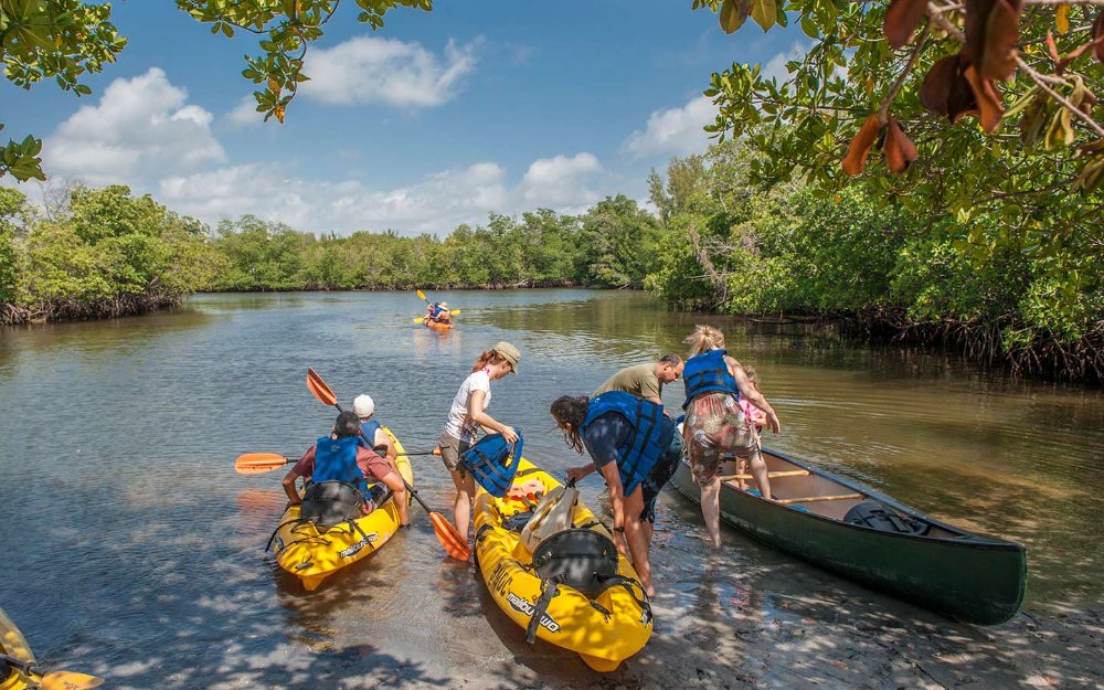 Eine Gruppe von Freunden geht Kajak fahren in Oleta River State Park