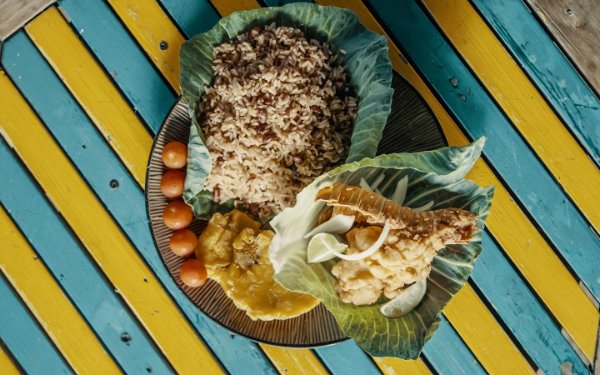 キャベツの葉で提供される食事Chef Creole