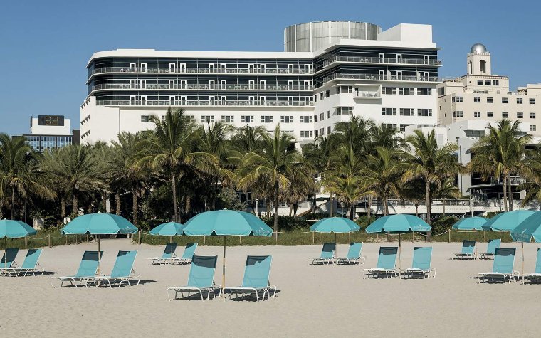 Direkt am Strand Scene im The Ritz-Carlton South Beach , gesäumt von Liegestühlen