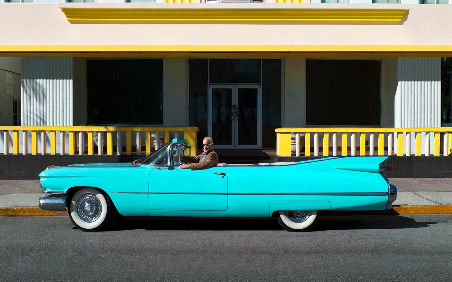 Älterer Mann im umwandelbaren Cadillac parkte vor dem Leslie Hotel an South Beach