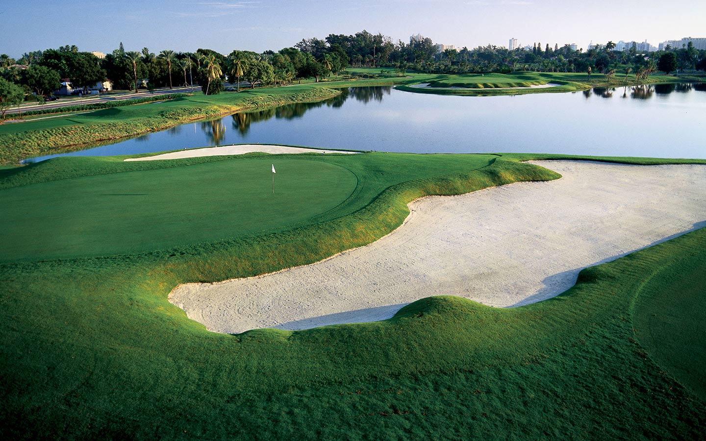 Campo de golfe e lagoa no Miami Beach Golf Club