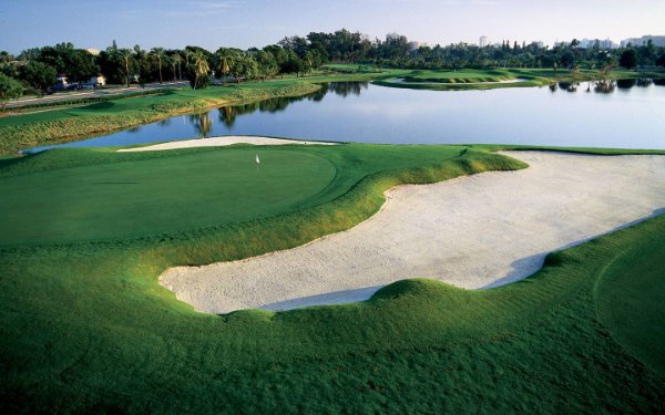 Campo de golfe e lago no Miami Beach Golf Club