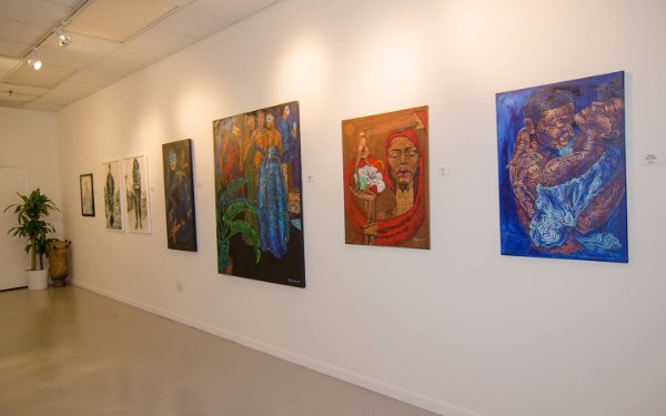 Des œuvres d'art exposées sur les murs de Haitian Heritage Museum