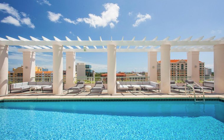 Hotel Colonnade pool area