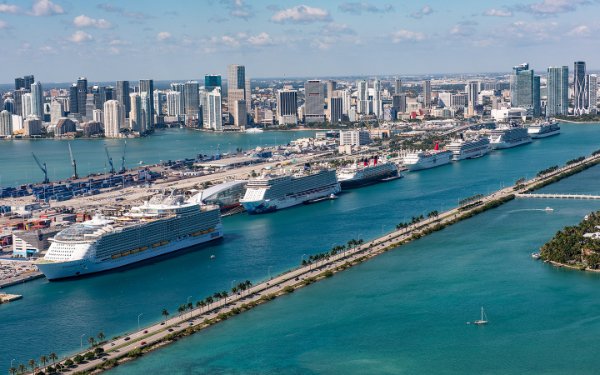 Vista aérea de PortMiami com navios no porto