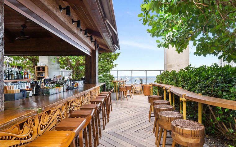 Bar und Sitzbereich im Sugar Dachbar mit Meerblick vom Himmel