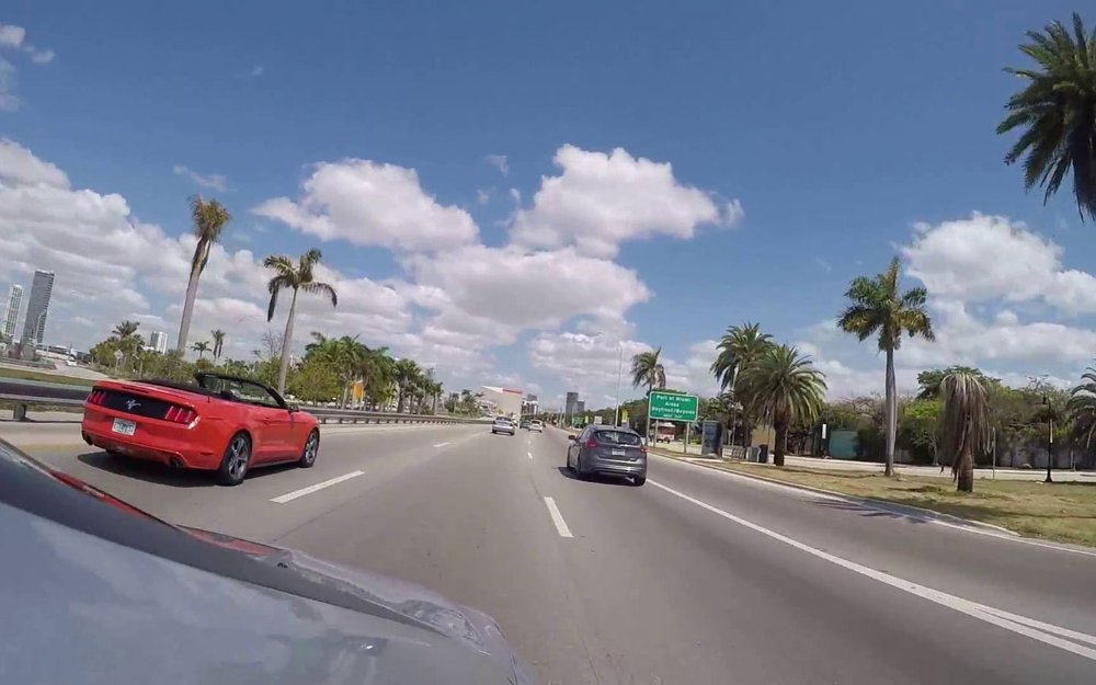 Carros dirigindo na estrada em Miami
