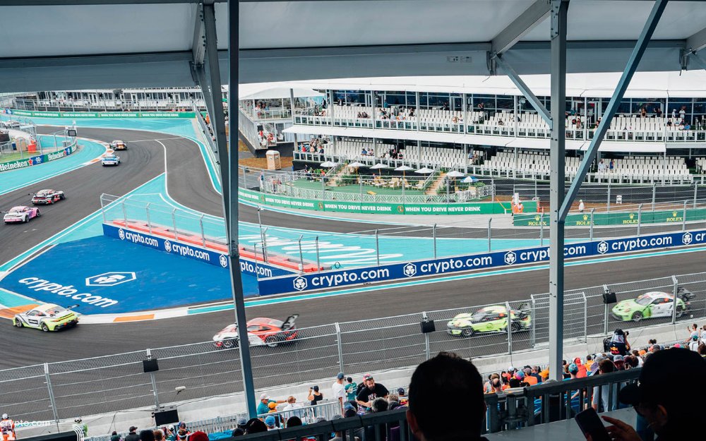 Carros de Fórmula 1 na pista de corrida