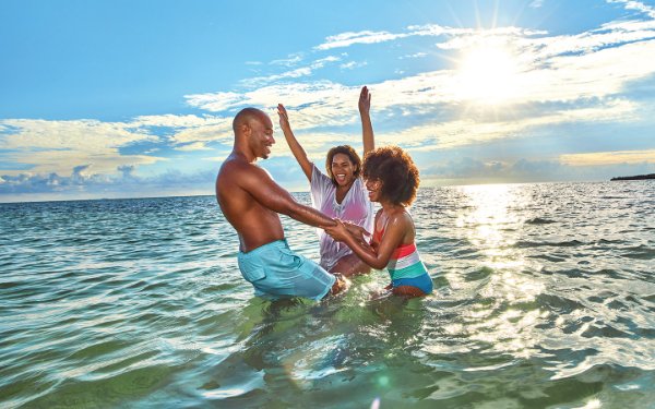 Familie im Wasser im historischen Virginia Key Beach