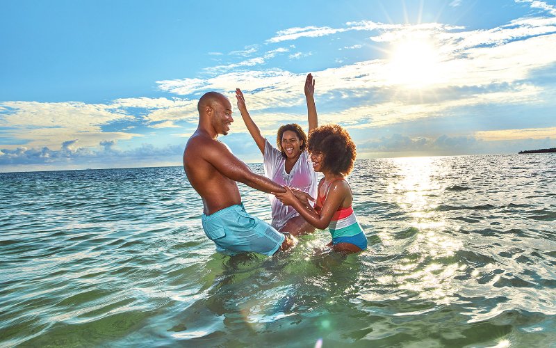Familie im Wasser im historischen Virginia Key Beach Familie im Wasser im historischen Virginia Key Beach