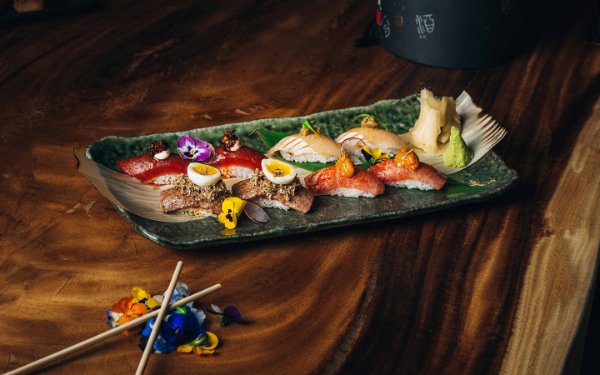 Komodo 特制握寿司，装饰着五颜六色的紫罗兰