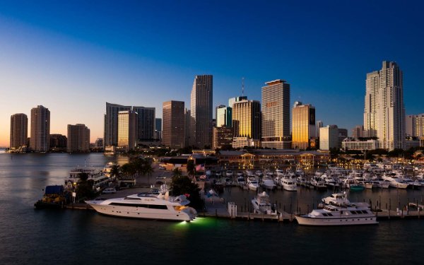 Horizonte do centro de Miami e Bayside Marketplace e marina ao entardecer