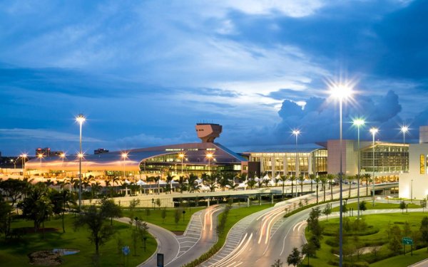 Vista de Miami International Airport e torre de controle da via expressa