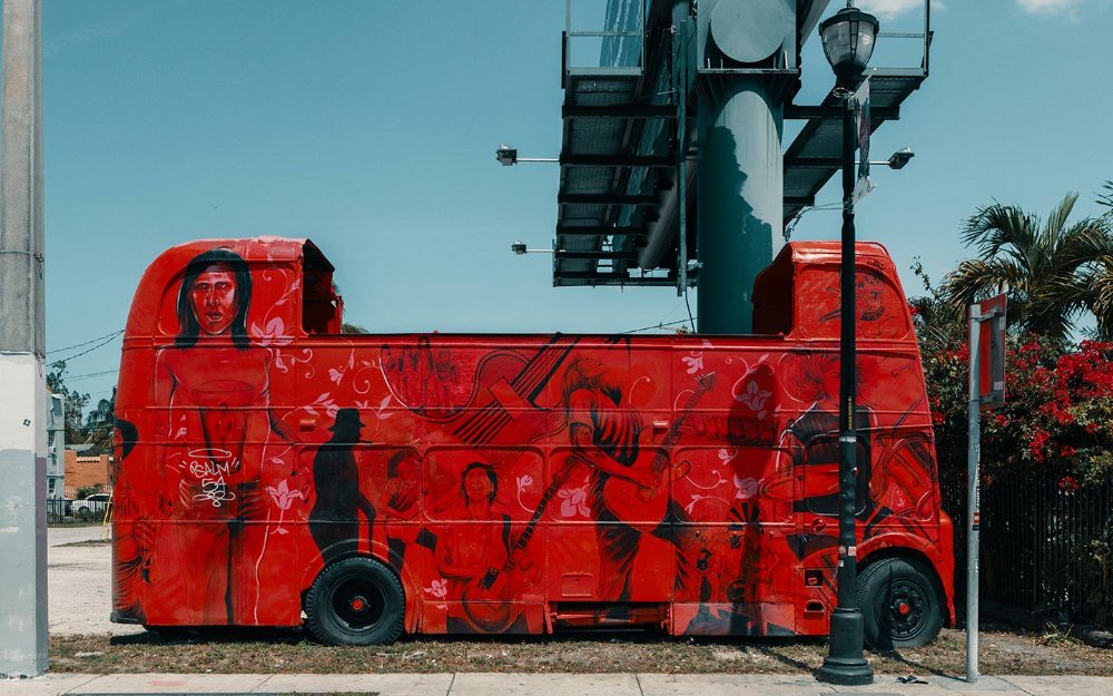 Bus rouge devant Churchill's Pub