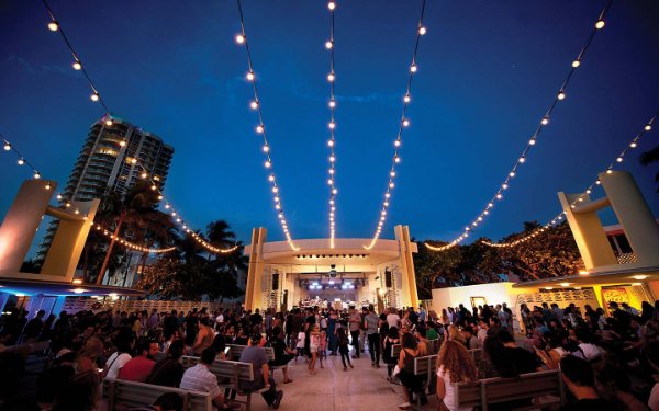 Des guirlandes lumineuses au-dessus du public à Miami Beach Coquille à musique