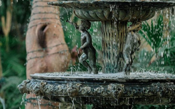 The fountain at Cauley Square Historic Railroad Village