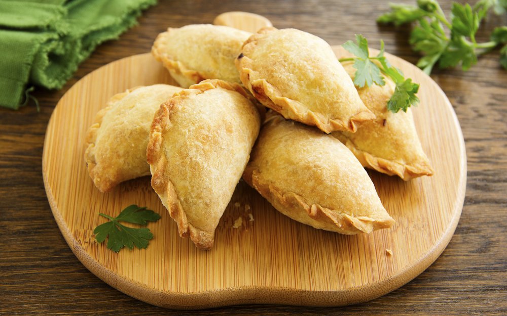 Empanadas präsentiert auf einem Schneidebrett