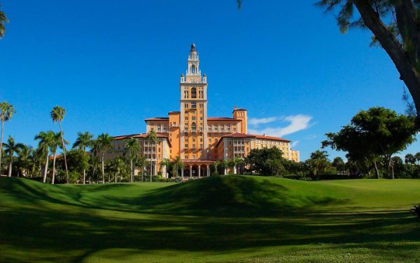 Il Biltmore Hotel dal campo da golf