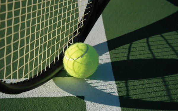 Bola e raquete de tênis