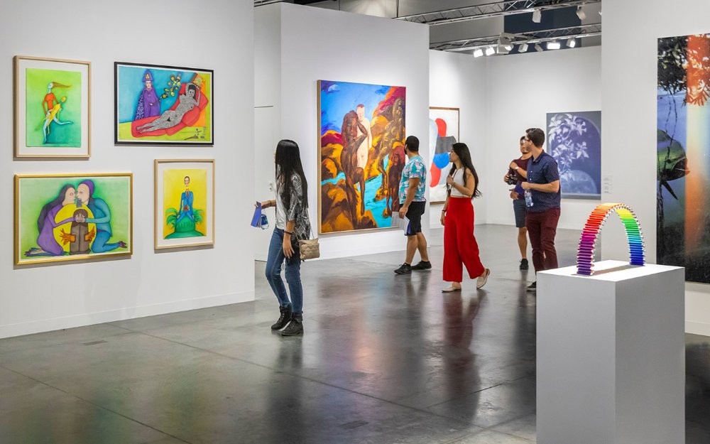 Visitantes admirando las obras de arte expuestas en la galería de arte A Gentil Carioca Art Basel