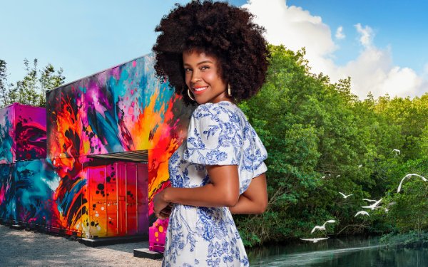 Visitatore avventuroso che esplora Wynwood Walls e le Everglades