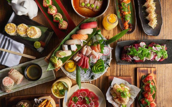 Platos de sushi y sashimi en Pubbelly Sushi
