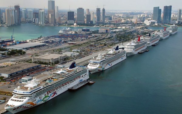 Vista aérea de PortMiami e os navios de cruzeiro atracados